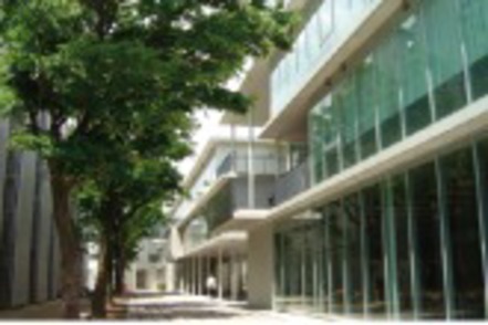 甲南大学 ガラス張りの開放感あふれる13号館が研究の拠点。