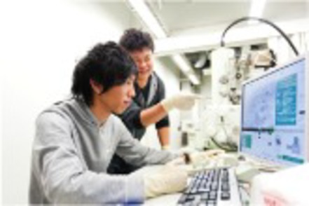 甲南大学 自分たちが合成した素材の超微細構造を、電子顕微鏡を使って観察するナノテクノロジーに関する学生実験の様子。