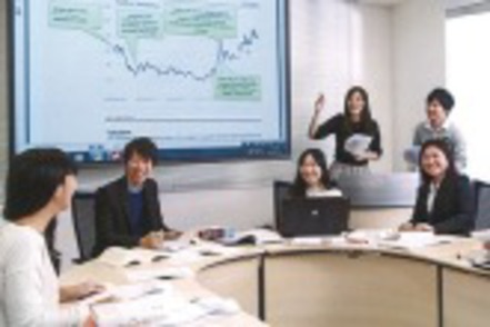 青山学院大学 「証券投資論」。企業分析の基本や、アナリストによる企業評価等の方法を学びます。［経営学科］