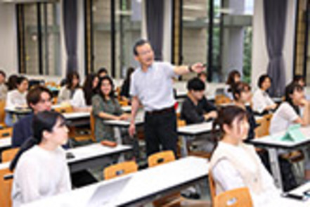 青山学院大学 「ジャーナリズム取材演習」の授業風景。