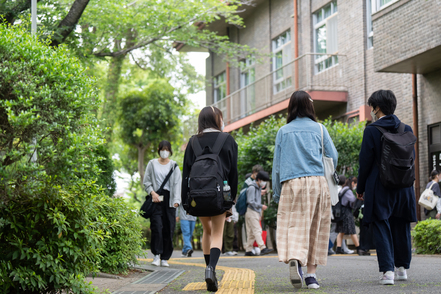 淑徳大学 広大な敷地の開放感あふれる千葉キャンパス。自由に過ごせる空間も多く、充実したキャンパスライフを送ることができます。