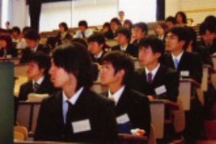 福岡大学 様々な業種で活躍しているOBや企業の人事担当者を招いての就職懇談会も充実しています