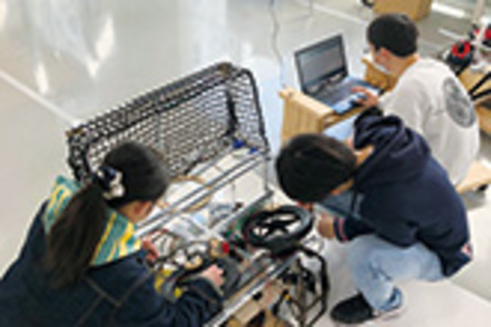 福岡大学 NHK学生ロボコンへの出場を目指したり、プログラミングでプロジェクションマッピングやゲーム制作するプロジェクトがあります