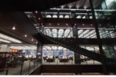 立教大学 池袋図書館は、収蔵可能冊数約200万冊、閲覧席数約1,500席を誇る大規模図書館です。
