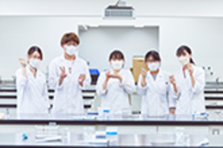 文京学院大学 臨床検査学科では、検査の技術だけでなく、高いコミュニケーション能力のある臨床検査技師の育成を目指しています。