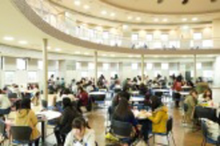 常磐大学 明るく広々とした学生ホール（見和キャンパス）で他学部生との交流も。
