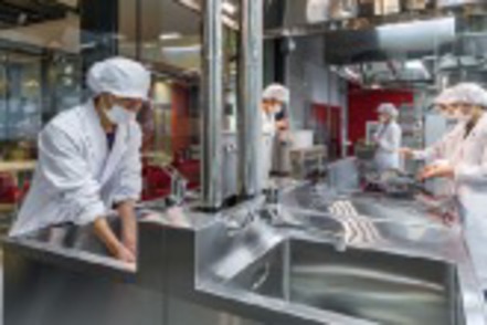 広島修道大学 最新式の調理機器・設備を取り入れた給食経営管理実習室（9号館）