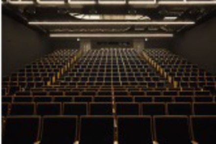 東洋大学 黒と白木のシックな色調で統一された「INIADホール」は、講義や講演会などで利用します。