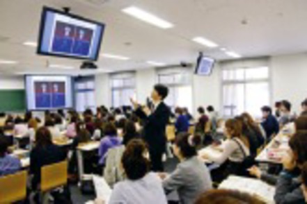 昭和薬科大学 パソコンを使った授業に対応した教室。学生専用のロッカーも完備。