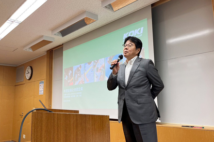 高千穂大学 経営学特別講座ではビジネスの最前線を学びます（写真は、シック・ジャパン株式会社 吉田智彦氏）