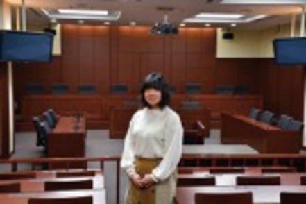 白鴎大学 法廷教室では学生が中心となって毎年「模擬裁判」が開廷され、熱い論戦が繰り広げられます