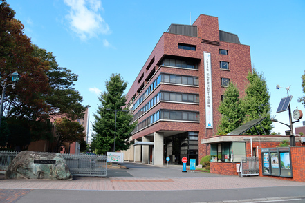 松山大学 創立100年を迎え、松山大学は新たなステージへ。「真実」「実用」「忠実」の校訓「三実」を教育理念に掲げ、実践的な学びを展開