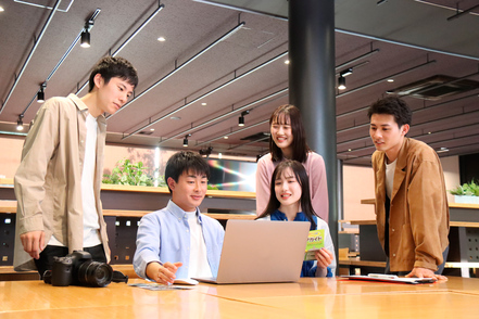 松山大学 様々な学問分野を学ぶことによって、視野を広げ、課題への対応力、柔軟性、問題解決力などを磨きます