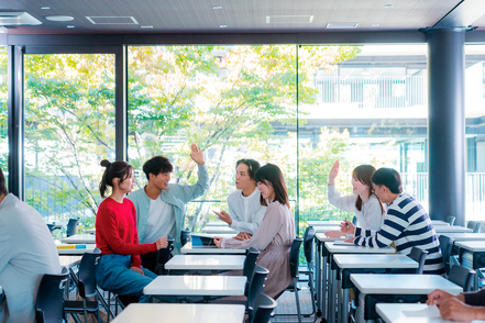 松山大学 仲間や先生と関わり合いながら情報学の学びを深めることで、新しい考えが生まれます