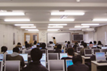岡山理科大学 AR、ユビキタス、Web…。ゲームアプリから社会基幹システムまで、デジタルの最前線に向き合う