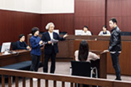 神戸学院大学 実際の法廷を忠実に再現した法廷教室で実践力を磨く。演習の様子をビデオ撮影することも可能