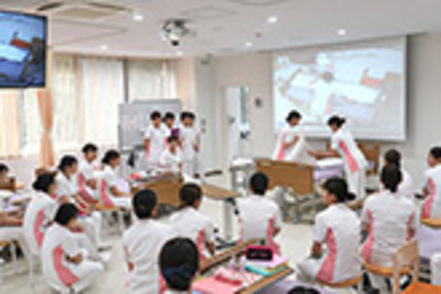 駒沢女子大学 演習科目では、教員のデモンストレーションを見ながら看護技術を正しく理解します。