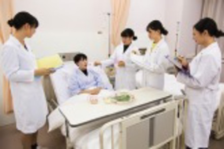 駒沢女子大学 臨床栄養実習室でベッドサイド訪問による栄養教育や食事ケアなどを体験します。