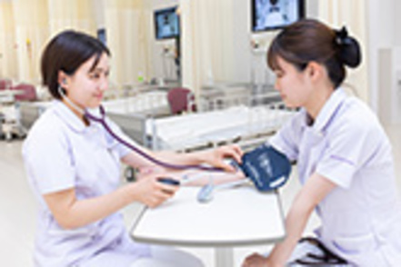 武蔵野大学 充実の支援体制により、看護師国家試験、保健師国家試験ともに毎年高い合格率を誇っています。