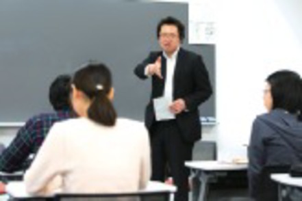 武蔵野大学 公認会計士・税理士育成プログラムでは、予備校講座を無料で受講できるだけでなく、教員による学修面・メンタル面のケアも充実。