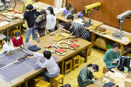 武蔵野大学 構造デザインについて学ぶために、実際に模型等を利用して考察する建築デザイン学科の学生たち。