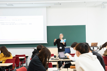 武蔵野大学 日本語コミュニケーション学科の約半数は留学生のため、学内にいながらも常に多文化・多言語に触れられる環境で学修できます。