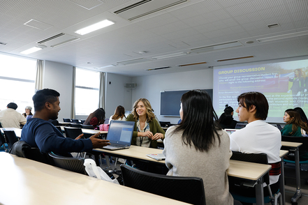 武蔵野大学 グローバルビジネス学科の“公用語”は英語。さまざまな言語が飛び交う環境で世界各国から集まった留学生とともに学びます。