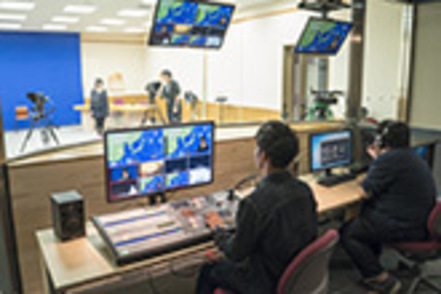 駿河台大学 学生たちで番組づくりを体験。キャンパス内には映像スタジオもあります
