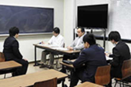 駿河台大学 【公務員・資格試験学習室】公務員試験の模擬面接。個別指導で学生の力を引き出します