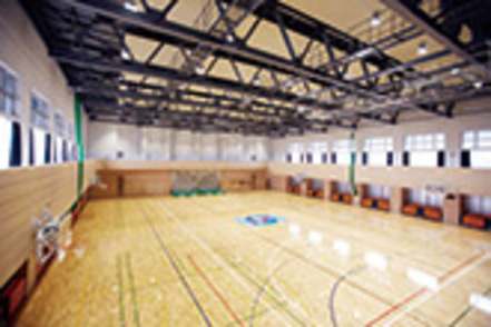 大阪体育大学 広大なキャンパスにトップレベルの施設が揃い、充実した施設でスポーツに励むことができます。