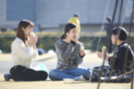 武蔵野美術大学 広大な鷹の台キャンパスでは屋外での展示や、休み時間にくつろぐ学生も多く見られます。