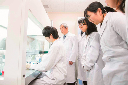 九州産業大学 「遺伝子・ゲノム研究センター」を設立。生命現象の解明、医薬品・化粧品の開発、農作物の品種改良などに取り組んでいます