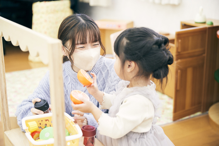 東京家政学院大学 学内の施設を活用して近隣の乳幼児を対象とした親子参加型の子育て支援活動を行い、保育者としての実践力と資質を養います