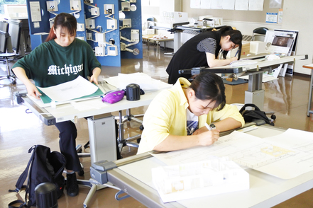 東京家政学院大学 住居・商業施設・木造建築等の設計製図や模型製作、インテリアデザイン、プレゼンテーション技術を修得し上達をめざします