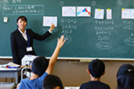大阪成蹊大学 4年間にわたり、学校・園での実習を重ねながら、子どもとともに先生として成長