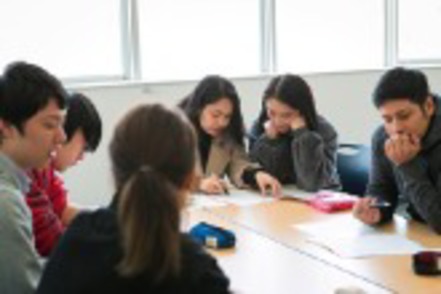 神戸国際大学 キャンパス内でできる国際交流。留学生とも一緒に学ぶこともできます。少人数制を活かした教育支援を行っています。