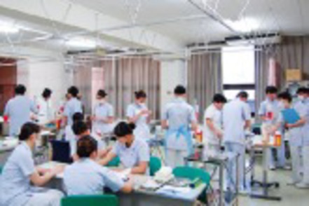 中京学院大学 看護実習では、実習着に身を包み、現場ですぐに役立つ技術を身につけます。