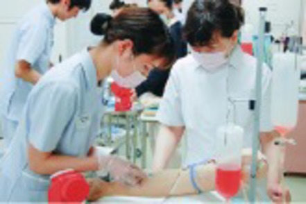 中京学院大学 高度医療に対応できる実践的な看護技術も、きめ細かい指導で着実に習得していきます。