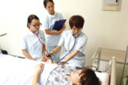 東京医療保健大学 キャンパス内での学内演習の様子