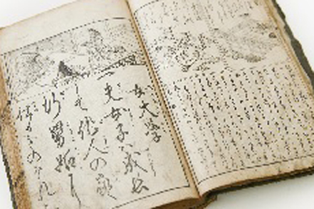 愛知淑徳大学 「くずし字読解」の授業では、江戸時代に制作された絵巻などを読み進め、古典文学を原本で読むための手ほどきをしていきます