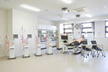 群馬医療福祉大学 臨床工学実習室では高度医療機器の操作、保守点検を担う臨床工学技士の知識や技術を学びます