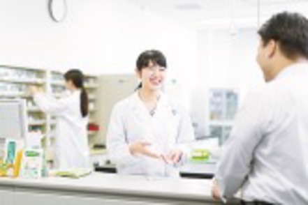 新潟薬科大学 薬剤師業務に不可欠な調剤業務や医療コミュニケーションなどの技術を、学内の模擬薬局で実践