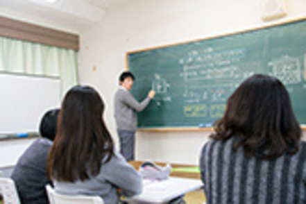 宮崎国際大学 「理数科ゼミ」や「英語ゼミ」などの「教科・教職ゼミ」は1年次から参加可能。苦手を克服し得意を伸ばすゼミで教科力を養います