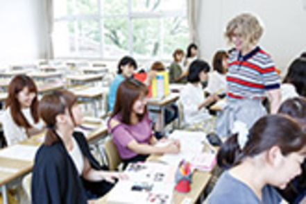 桜花学園大学 1、2年次は英語ネイティブ教員を中心とする少人数制の授業で生きた英語コミュニケーション能力を身につけます
