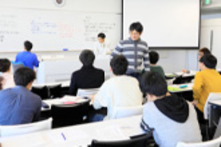 亜細亜大学 実際の企業をモデルに分析を行う授業などで企業戦略の知識を身につけます。