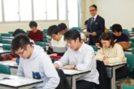 亜細亜大学 公務員試験にも対応した充実の科目を配置し、公務員をめざす学生をサポートしています。