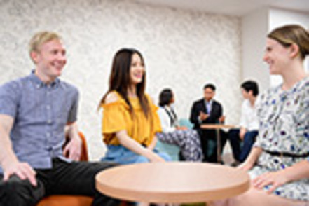 東京国際大学 「TIU COMMONS」にはネイティブ教員が常駐し、気軽に英会話を楽しめます。