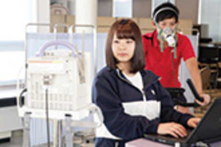 東京国際大学 最新のトレーニング機器で競技力を向上するとともに、科学的な知識や健康の維持増進法も学びます。