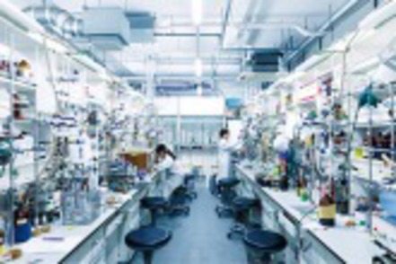 東京理科大学 化学系研究室が入った5号館（神楽坂キャンパス）には最新設備が整っています。