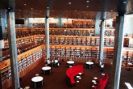 東京理科大学 豊富な蔵書と理工系電子資料を備える図書館。ゆとりある自習スペースも設けています。